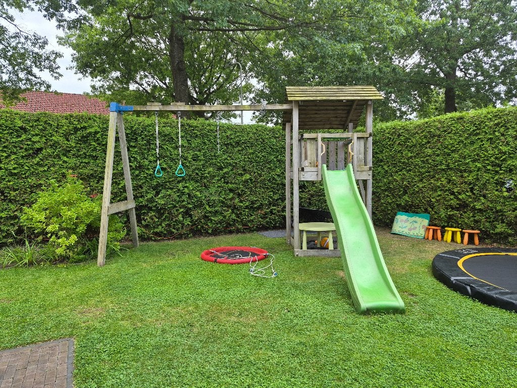 Speelhuisje met glijbaan en dubbele schommelfunctie, Ophalen, Gebruikt, Hout
