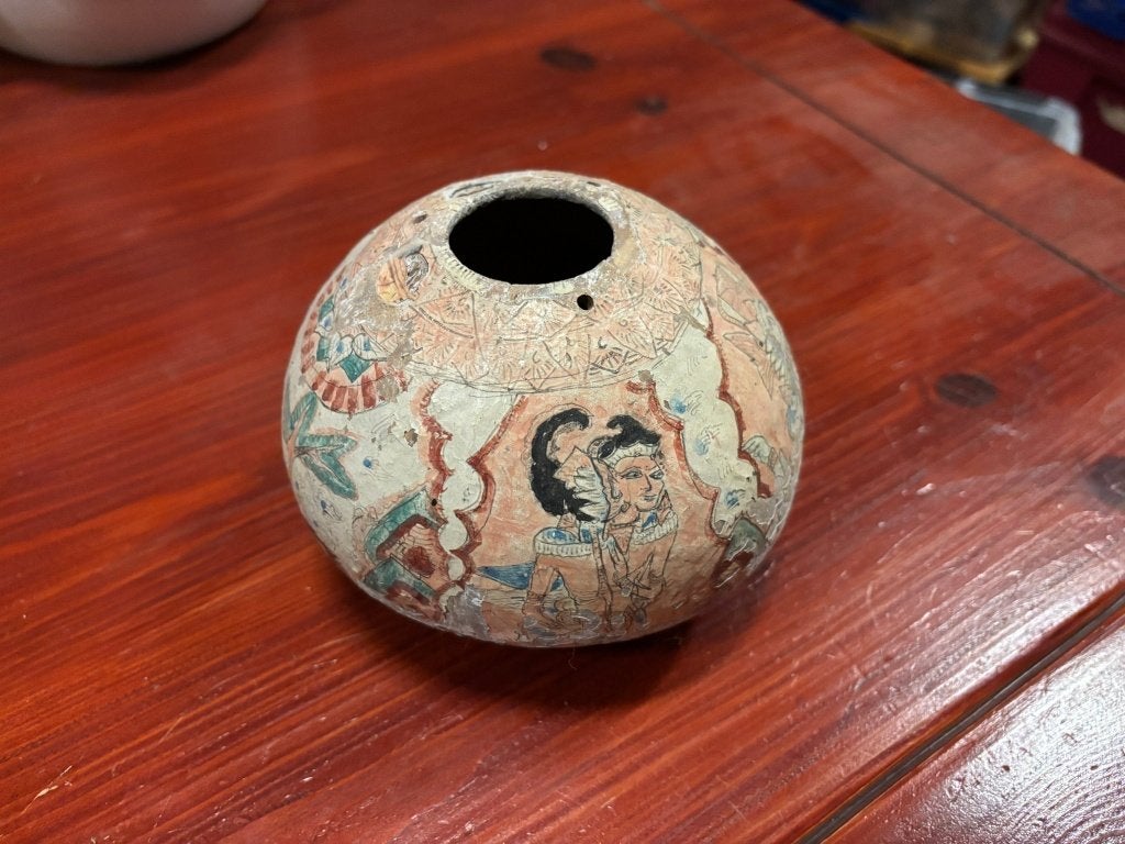 Beschilderde papier-maché pot met figuren in Balinese stijl, Gebruikt, Niet bekend (tweedehands product), Meerkleurig, Onbekend (tweedehands product)