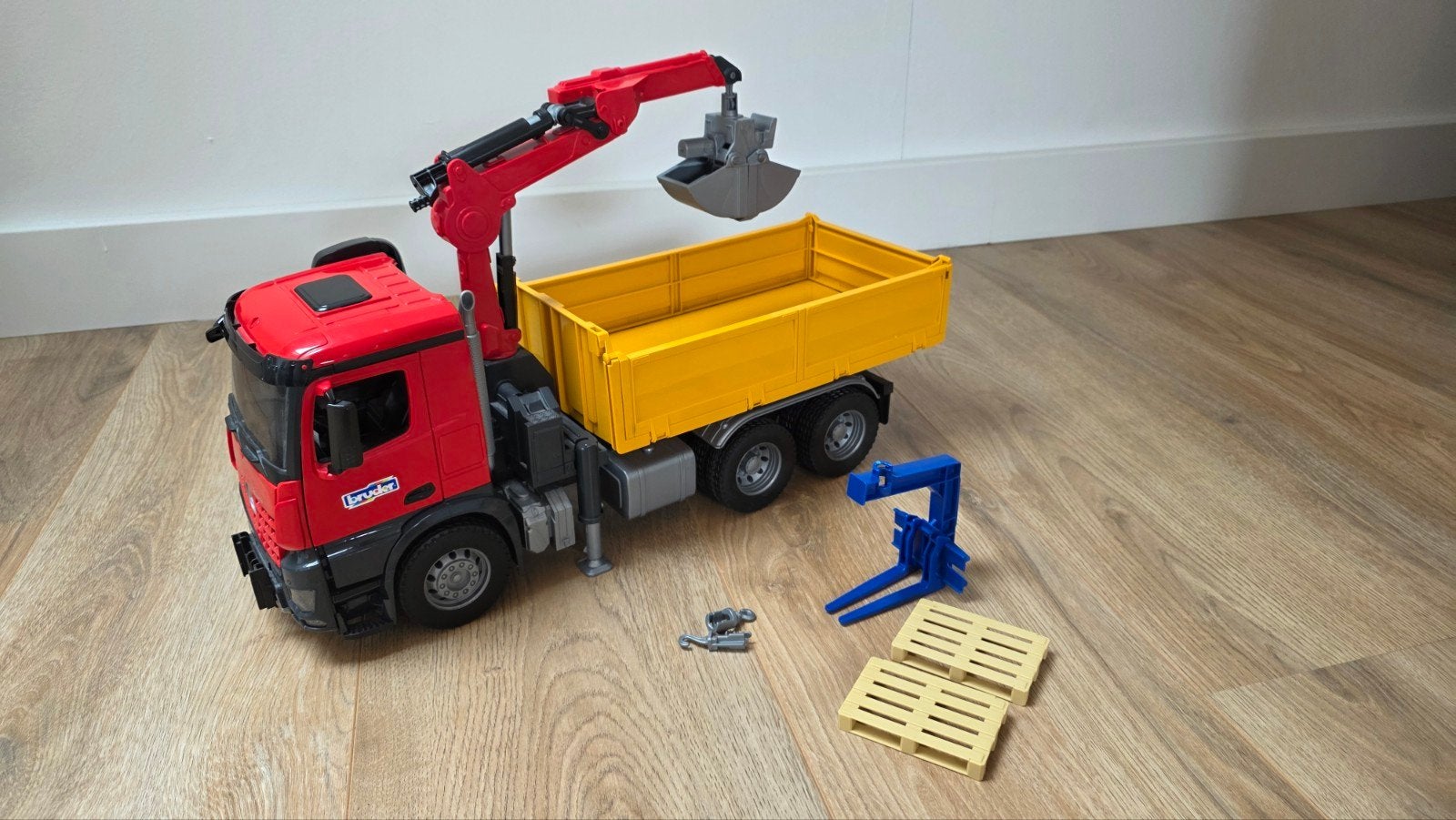 Bruder Bouwvrachtwagen met Kraan en Accessoires, Kinderen en Baby's, Speelgoed | Speelgoedvoertuigen, Verzenden, Zo goed als nieuw