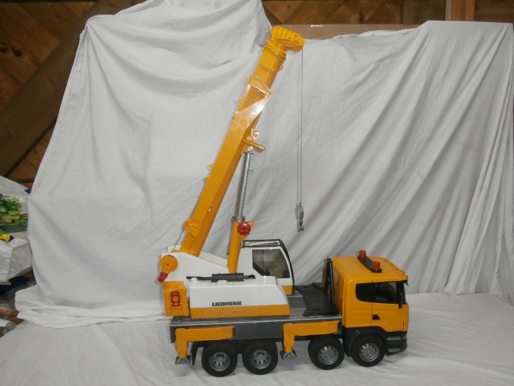Bruder Scania met Liebherr kraan, Ophalen, Zo goed als nieuw