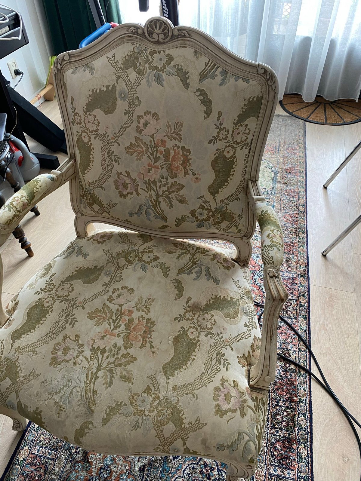 Antieke Franse fauteuil met bloemenpatroon, Antiek en Kunst, Antiek | Meubels | Stoelen en Banken, Ophalen