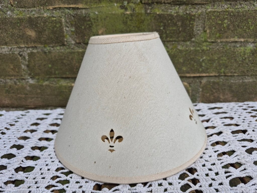 Lampenkap met Franse lelie uitgesneden, 14 cm, Gebruikt, Tafellamp, Ophalen of Verzenden