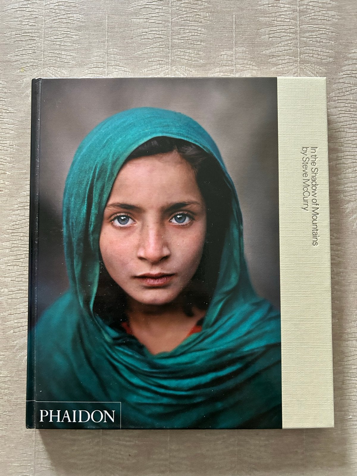 In the Shadow of Mountains - Steve McCurry - Fotoboek, Boeken, Ophalen of Verzenden, Zo goed als nieuw, Fotografie algemeen
