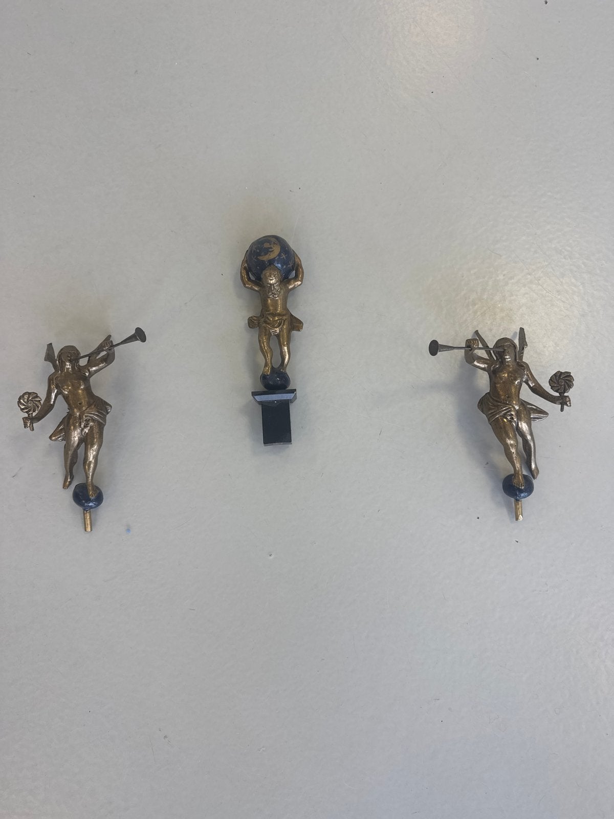 Antieke bronzen beelden en messing gewichten, Ophalen
