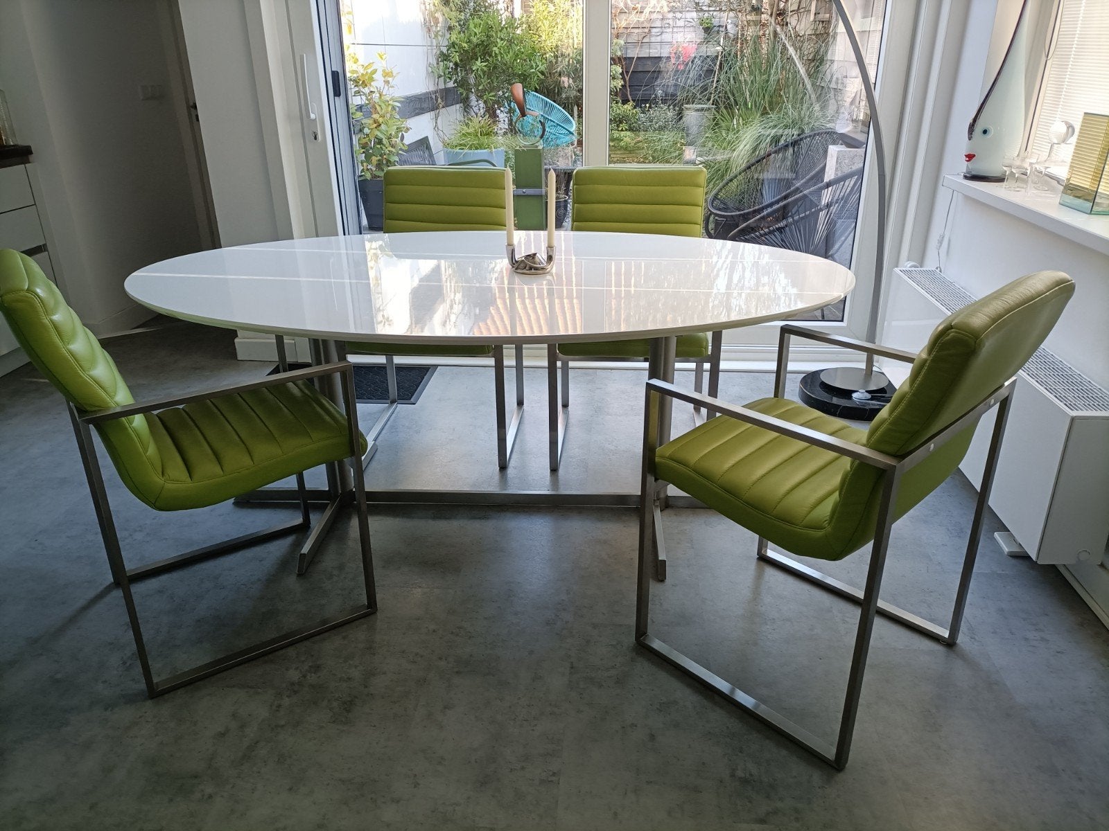 eetkamerstoel en tafel