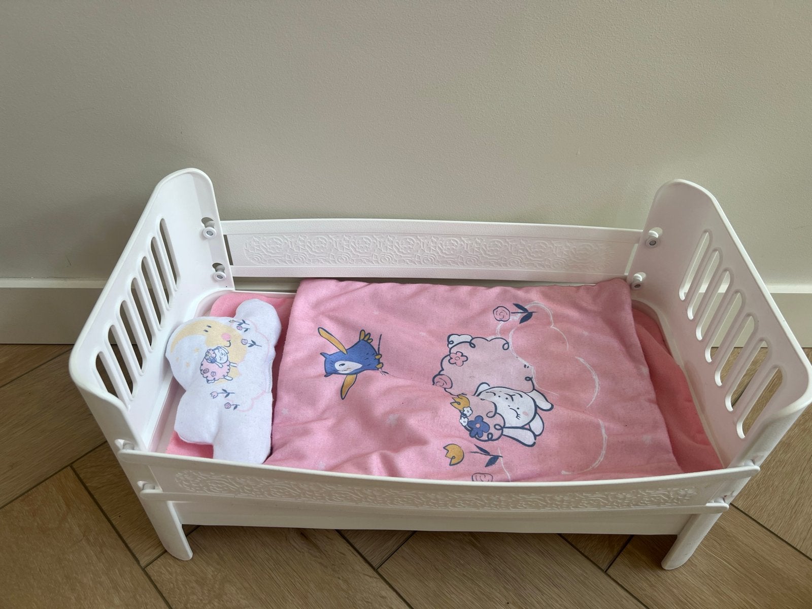 Baby Born poppenbedje - Wit met roze dekentje en kussen, Kinderen en Baby's, Speelgoed | Poppen, Ophalen, Zo goed als nieuw, Babypop