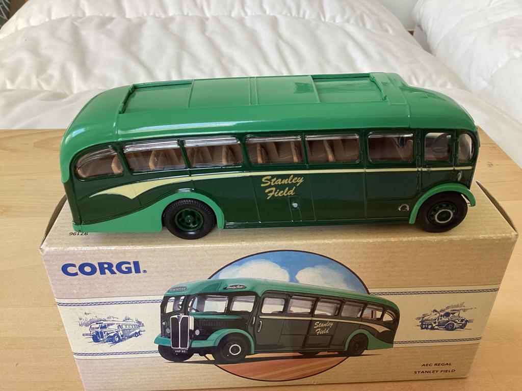 Corgi 1/50 AEC Regal Coach Stanley Field 97196, Ophalen of Verzenden, Zo goed als nieuw, Auto, Corgi