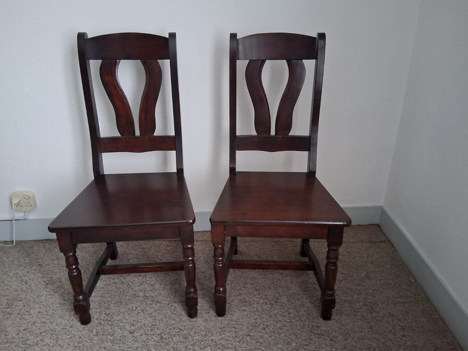 twee donker eiken stoelen €10, Ophalen of Verzenden, Zo goed als nieuw, Bruin, Vijf, Zes of meer stoelen