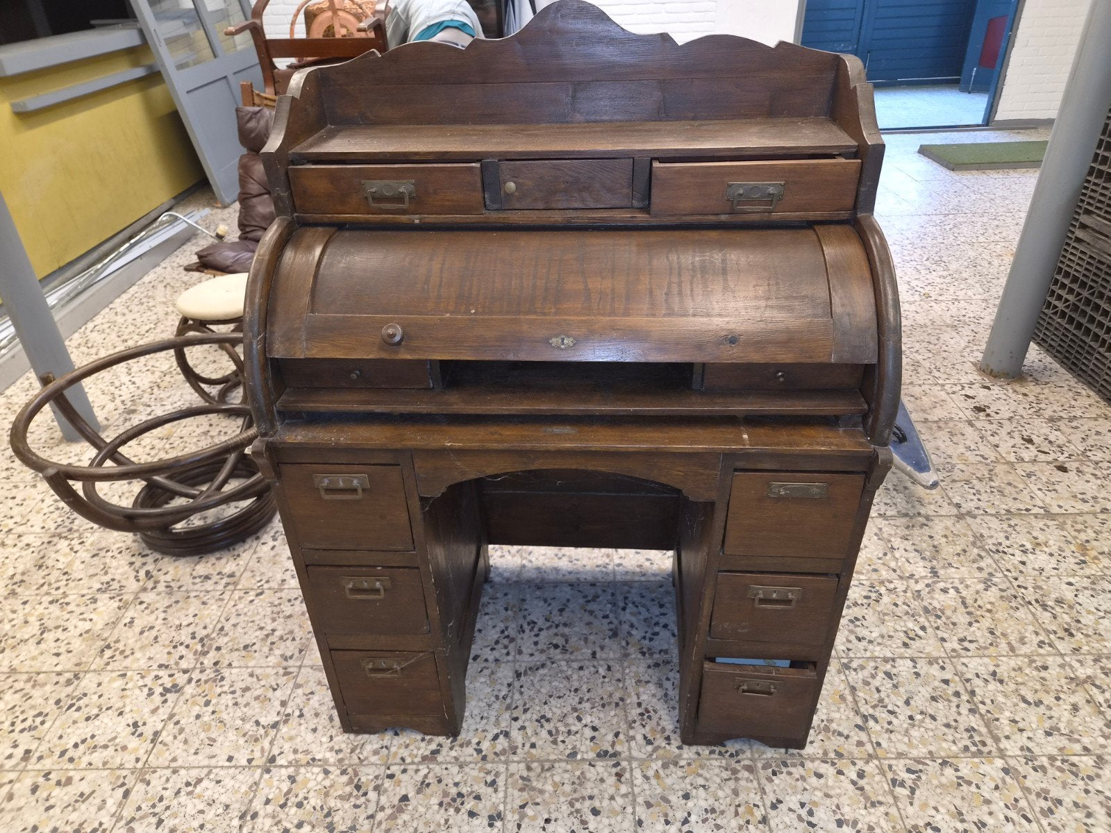 Antiek rolluikbureau van donker hout, Ophalen