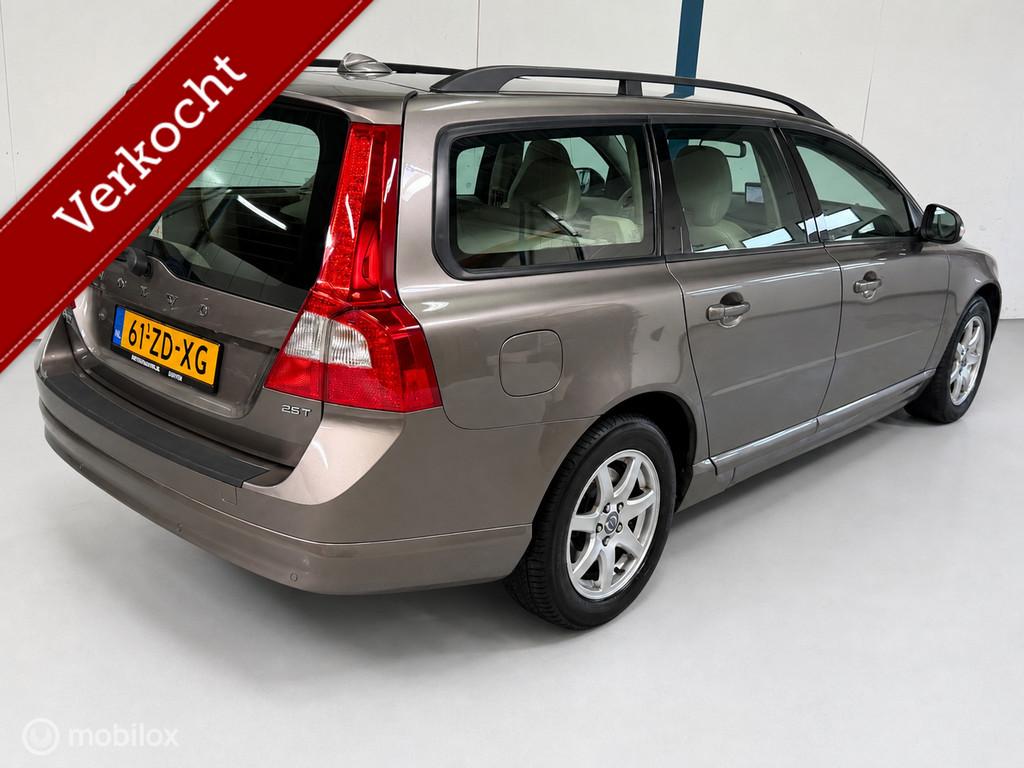 Volvo V70 2.5T NL-AUTO / 1E EIGENAAR / DEALER HISTORIE, 2521 cc, 93 €/maand, Euro 4, Zilver of Grijs