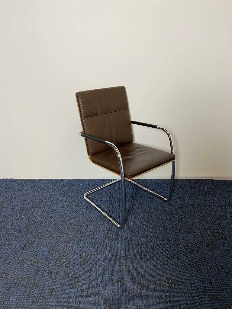 137 x Vergaderstoel Thonet S61, design, bruin leder, chroom, Ophalen, Gebruikt, Bruin, Vijf, Zes of meer stoelen