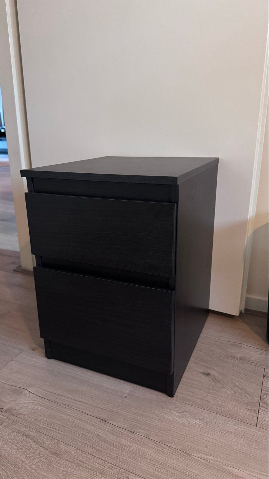 Zwart nachtkastje met 2 lades, Huis en Inrichting, Slaapkamer | Nachtkastjes, Ophalen, Minder dan 45 cm, Nieuw, 55 tot 70 cm