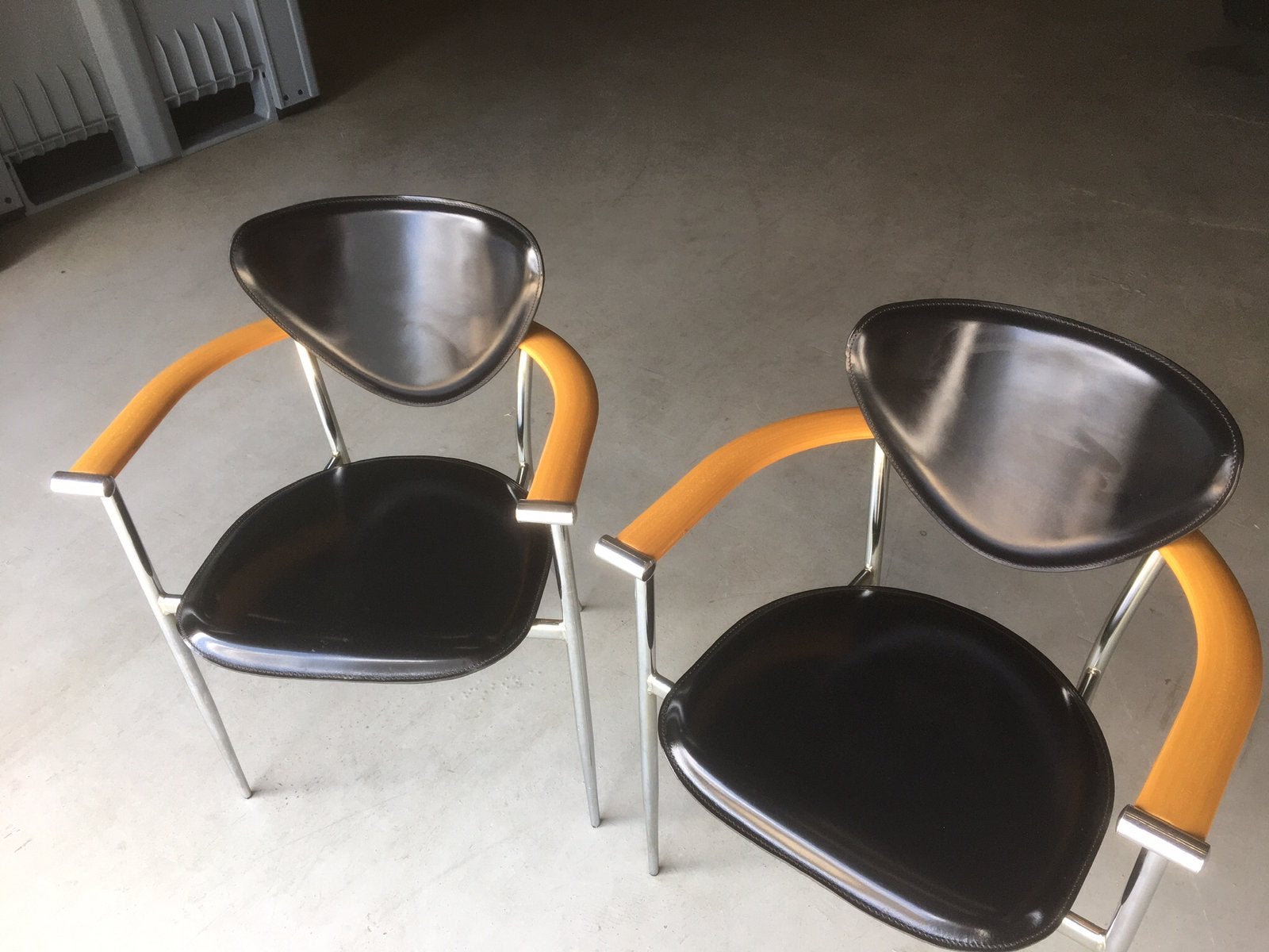 2 Italianse design stoelen jaren 80. Hout en leer en metaal., Twee, Zwart, Ophalen of Verzenden, Zo goed als nieuw