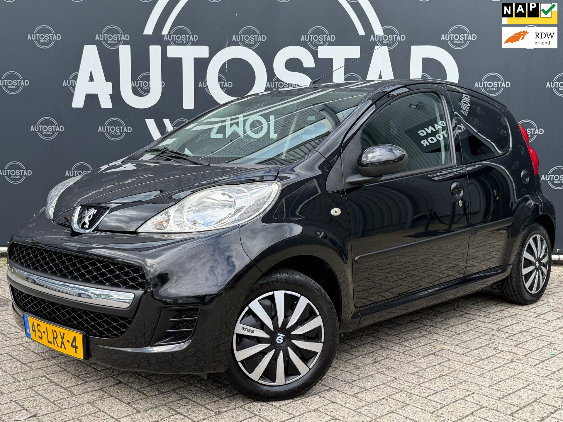 Peugeot 107 1.0-12V XS Automaat / NL-Auto / 2e Eigenaar / Ai, Auto's, Stof, Zwart, 4 stoelen, Origineel Nederlands
