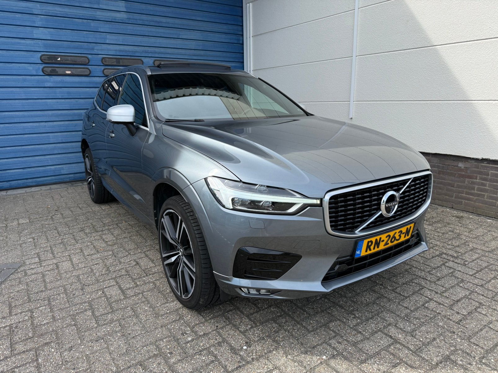 Volvo XC60 T5 254pk AWD 2018 Grijs R-Design Pano Luchtvering, Auto's, Volvo, Automaat, 1969 cc, 1714 kg, XC60