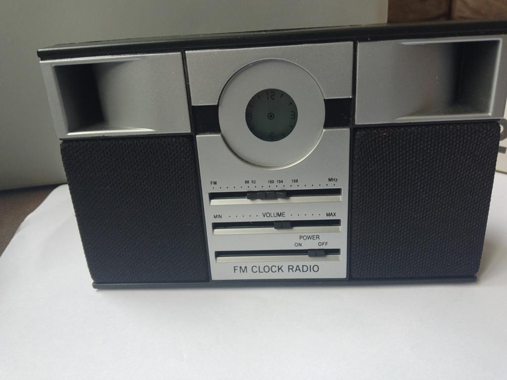FM Clock Radio - Compacte Wekker Radio op Batterijen, Ophalen of Verzenden, Gebruikt, Radio