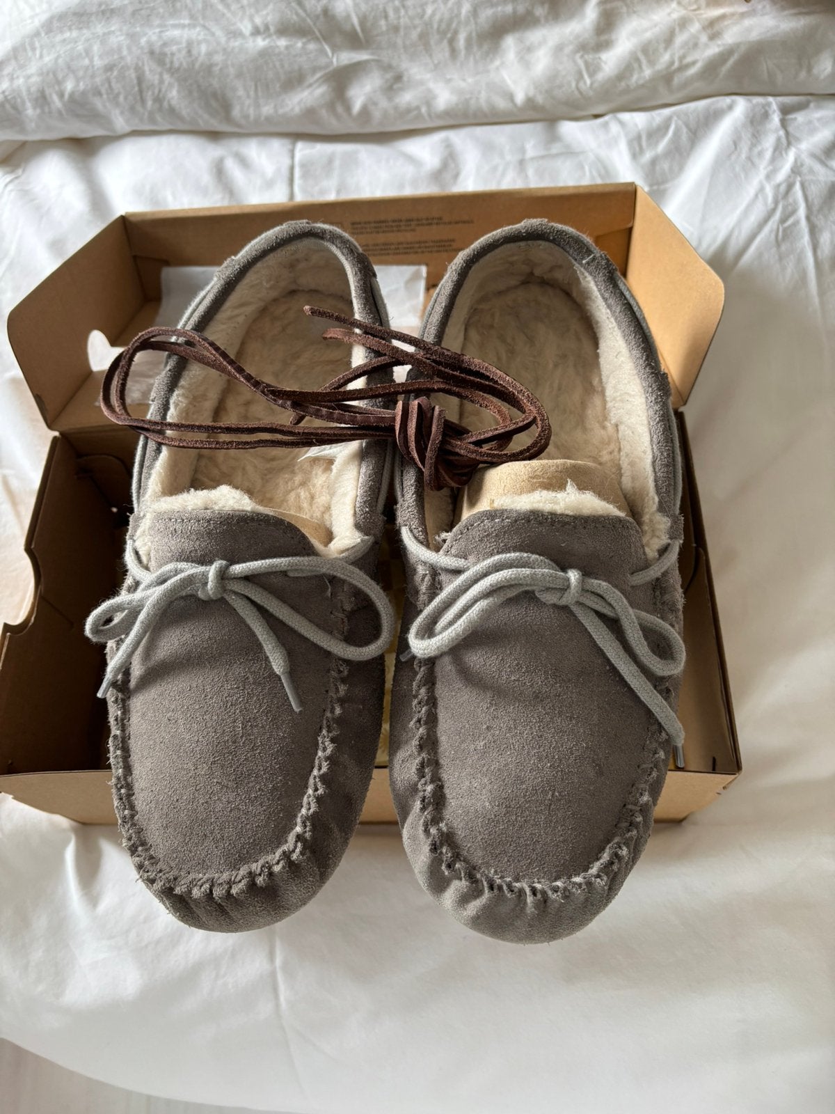 Ugg’s mocassins model Dakota in maat 41, ugg’s maat 10, Ophalen of Verzenden, Zo goed als nieuw, Grijs, Pantoffels of Sloffen