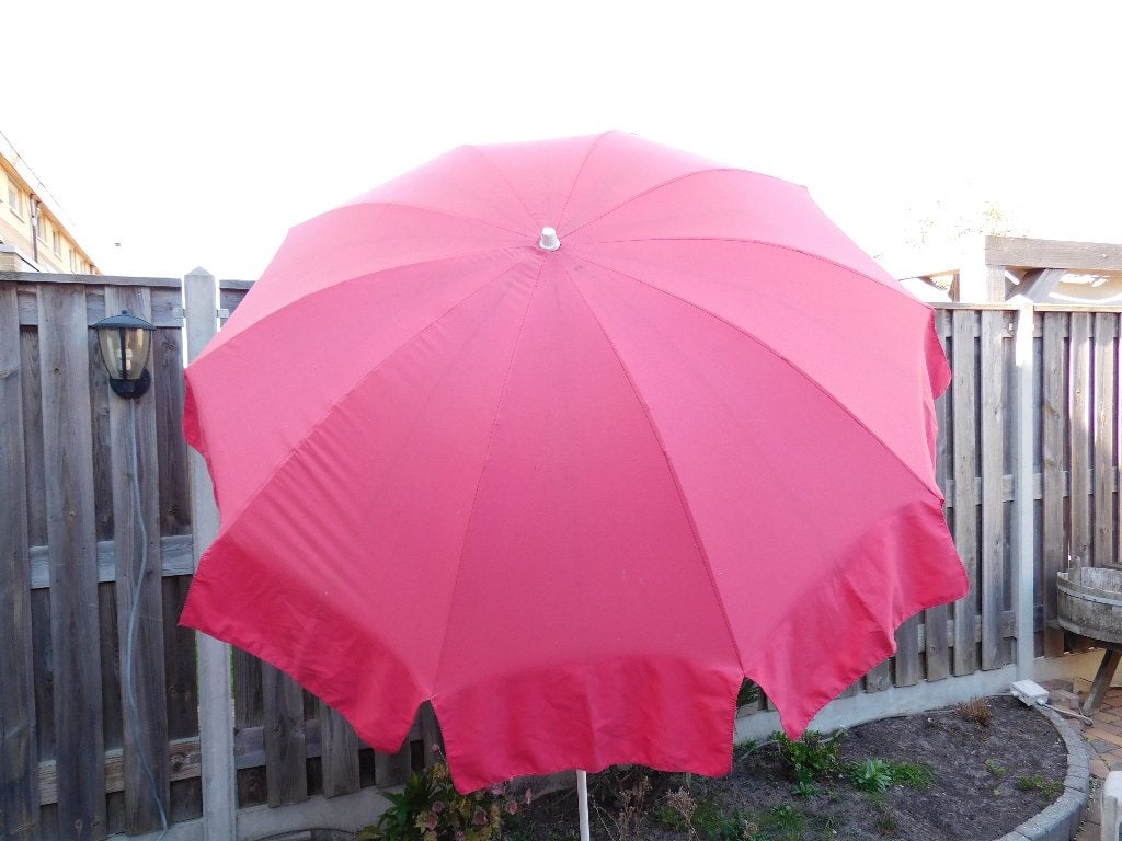 Vintage parasol in rood-roze met flapjes aan de uiteinden, d, Gebruikt, Kantelbaar, Ophalen of Verzenden, 1 tot 2 meter