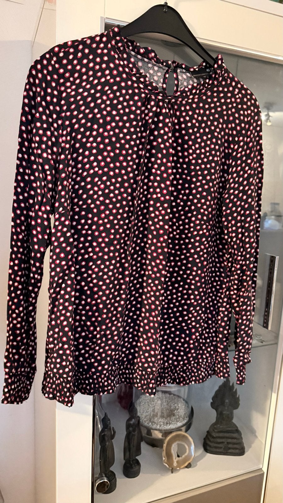 Dreamstar Blouse Zwart met Rode/Witte Stippen Maat 40, Kleding | Dames, Ophalen of Verzenden, Zo goed als nieuw, Maat 38/40 (M)