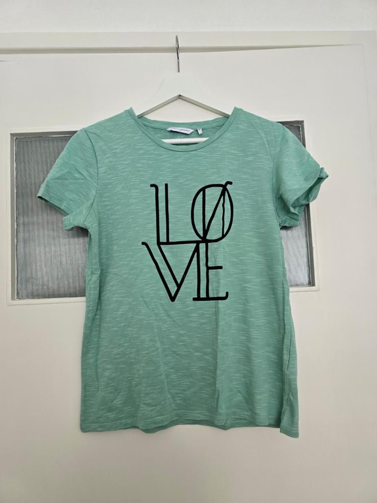 Groen T-shirt van Distrikt Norrebro - LOVE' opdruk - Maat M, Maat 38/40 (M), DISTRIKT NØRREBRO, Ophalen of Verzenden, Korte mouw