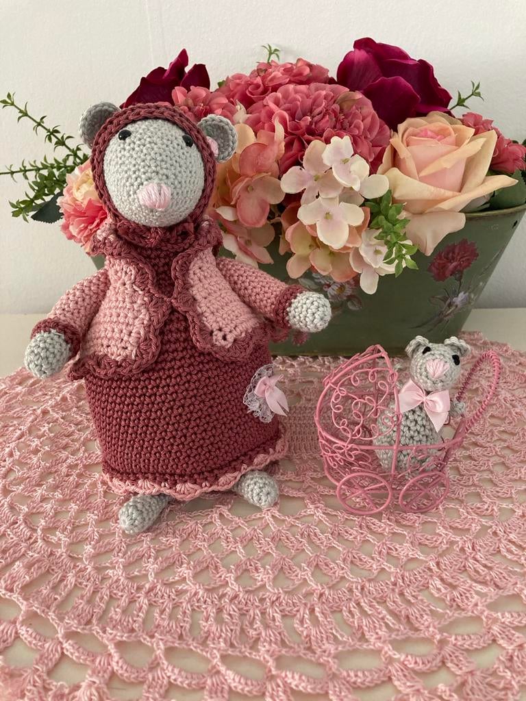 Gehaakte Muis met Baby in Kinderwagen - Kraamcadeau, Ophalen of Verzenden, Nieuw, Haken, Overige typen