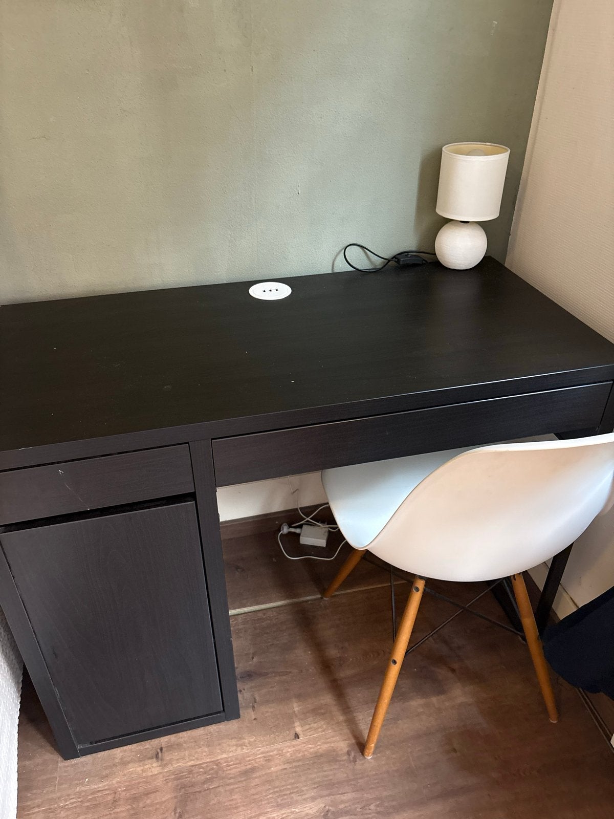IKEA Zwart Bureau met USB-poorten, lampje en stoel, Ophalen, Gebruikt, IKEA, Zwart