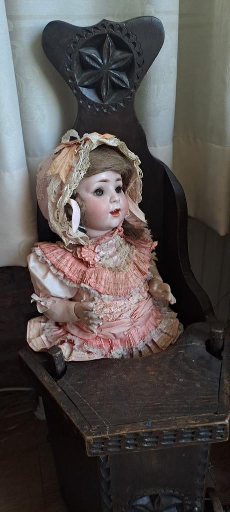 Antieke pop met poppenstoel, Antiek en Kunst, Ophalen of Verzenden