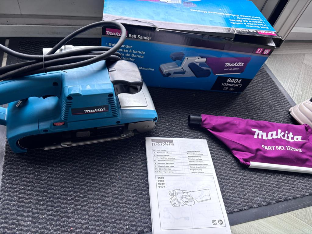 Makita Bandschuurmachine 9404 - Nieuw, Ophalen of Verzenden, Nieuw, 600 tot 1200 watt, Bandschuurmachine