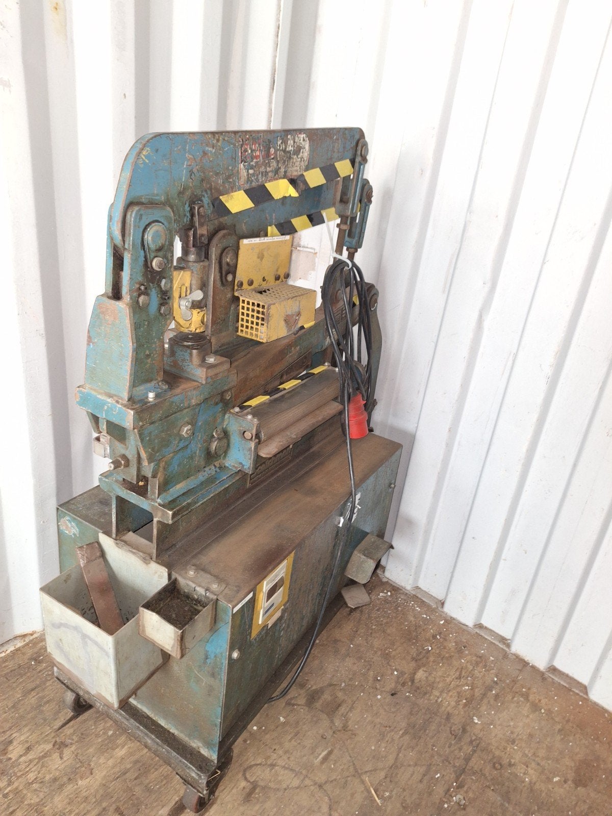 Hydrolische ponsknipmachine, Ophalen, Gebruikt