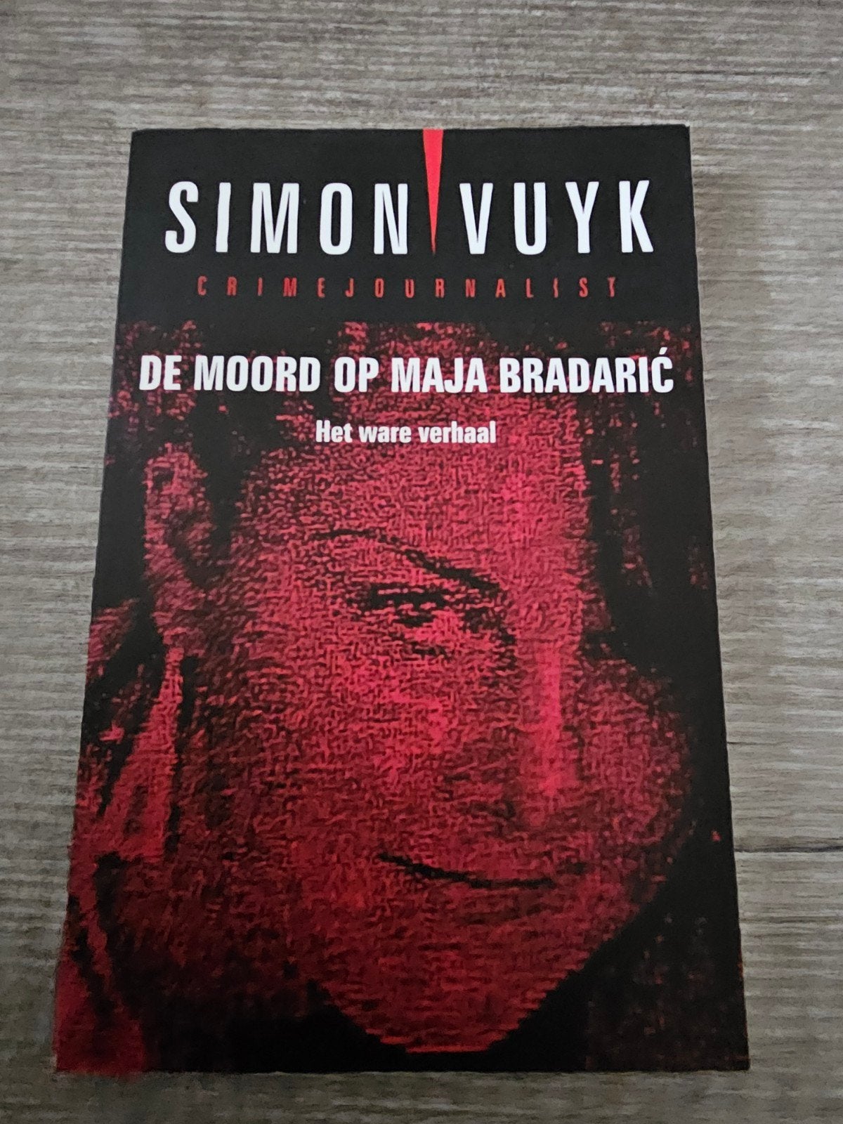Simon Vuyk - De Moord op Maja Bradaric, Ophalen of Verzenden, Gelezen, Simon Vuyk