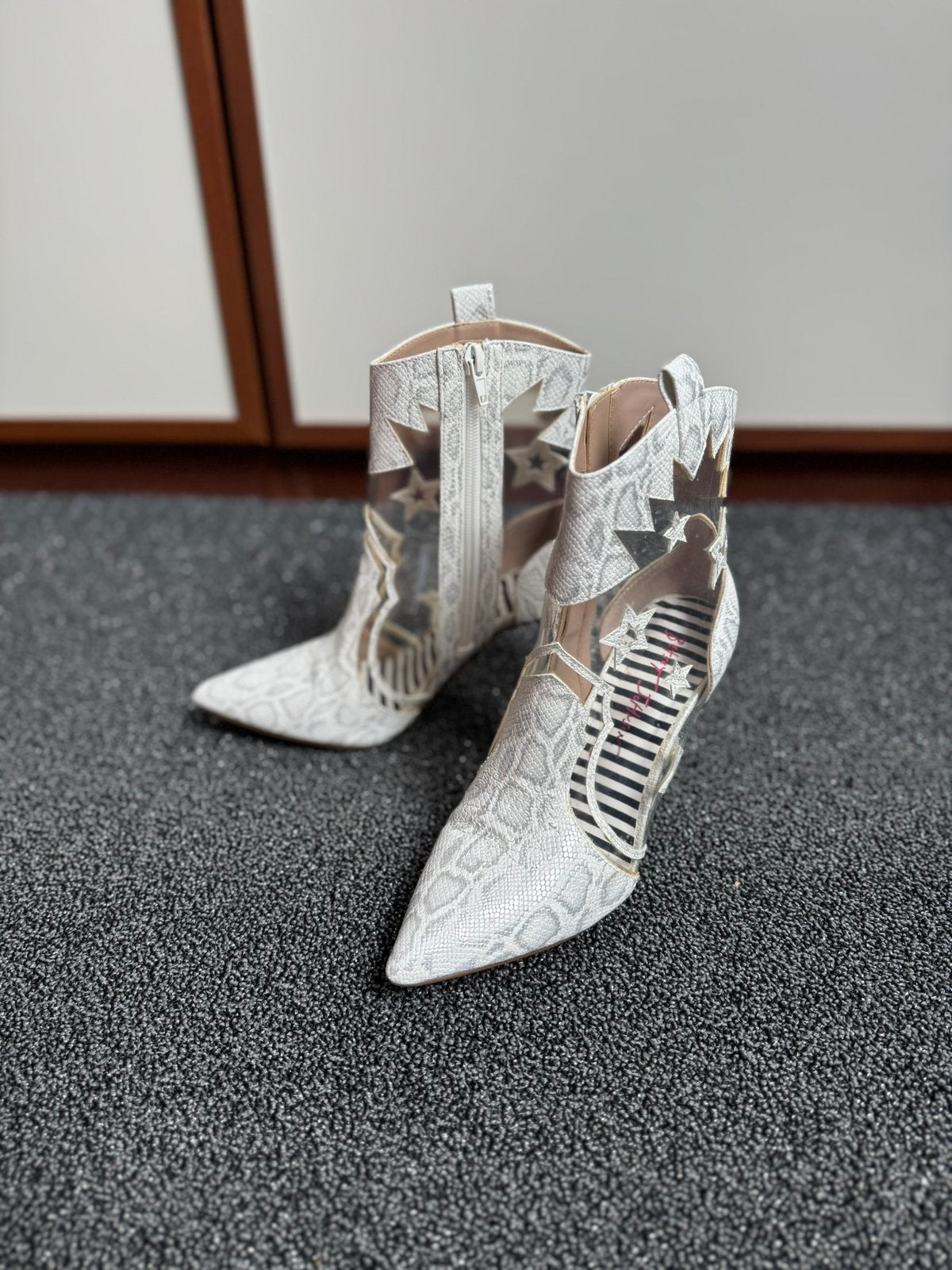 Witte transparante laarsjes met wit en zilver maat 36, Kleding | Dames, Schoenen, Wit, Lage of Enkellaarzen, Ophalen of Verzenden
