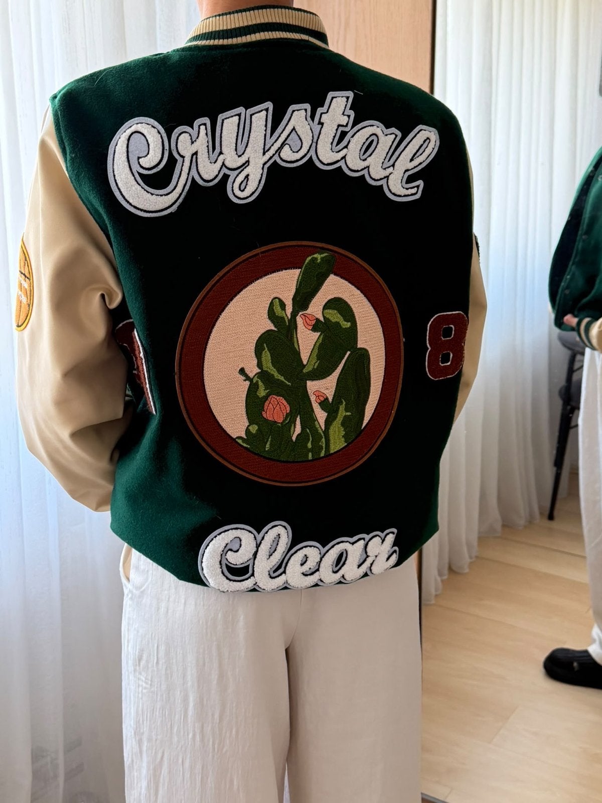 Groen-beige varsity jacket met borduursels, Ophalen of Verzenden, Zo goed als nieuw, Groen