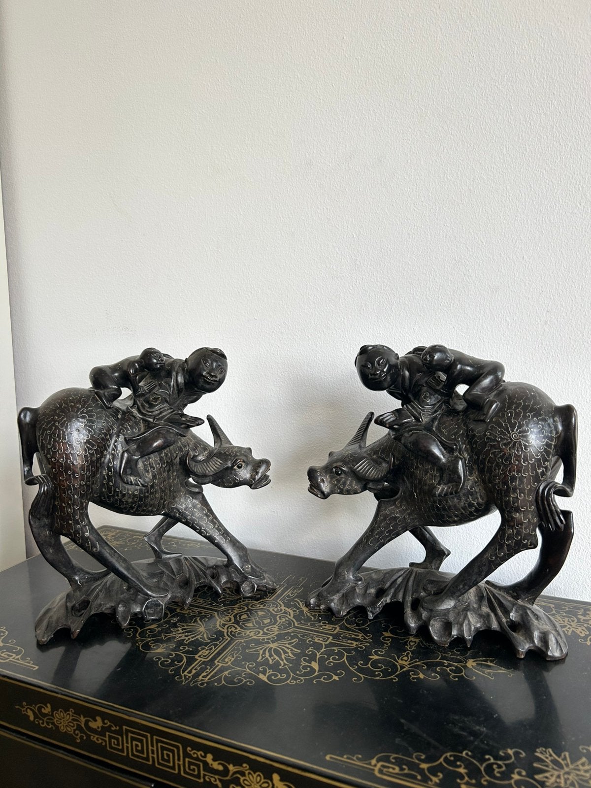 Twee Chinese houten beelden van buffels met zilver inleg, Ophalen of Verzenden