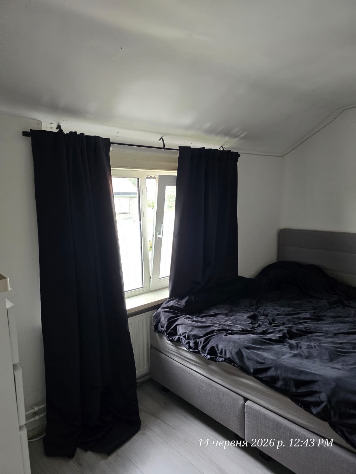 zwarte gordijnen, Huis en Inrichting, Stoffering | Gordijnen en Lamellen, Ophalen, Zwart, 150 tot 200 cm, Zo goed als nieuw