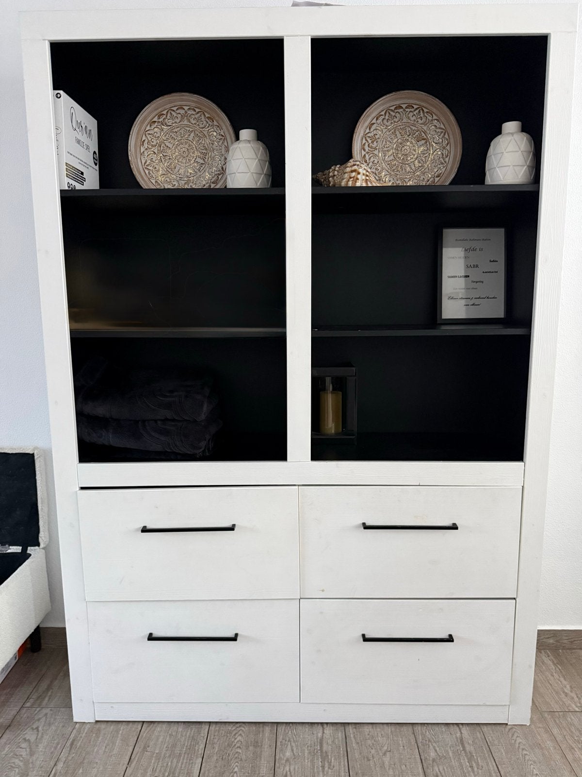 Stijlvolle witte kast met zwarte accenten en lades, Ophalen, 100 tot 150 cm, Zo goed als nieuw, Met lade(s)