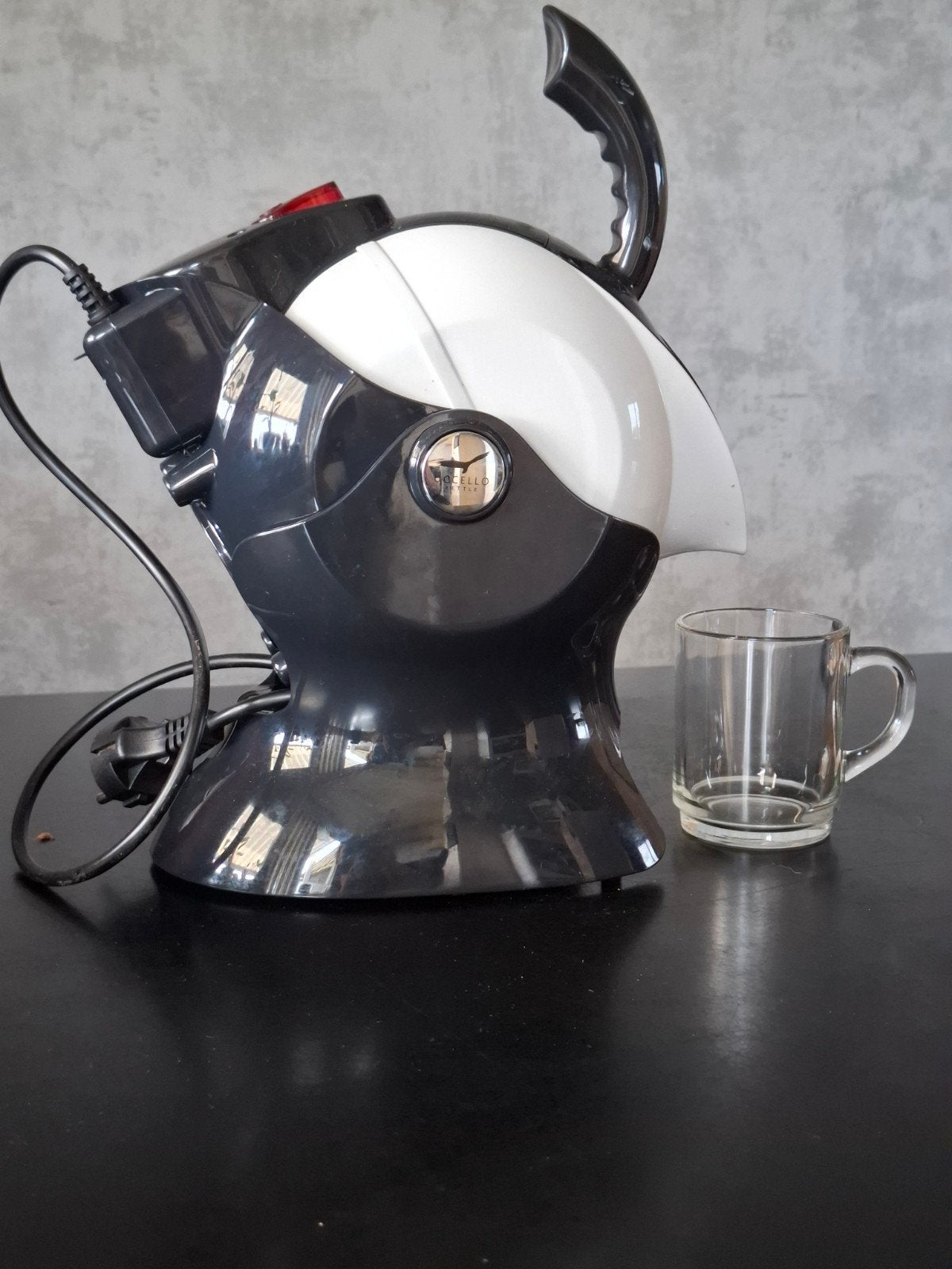Veilig heet water inschenken. Uccello kantelbare waterkoker, Witgoed en Apparatuur, 1 tot 2 liter, Ophalen of Verzenden, Gebruikt