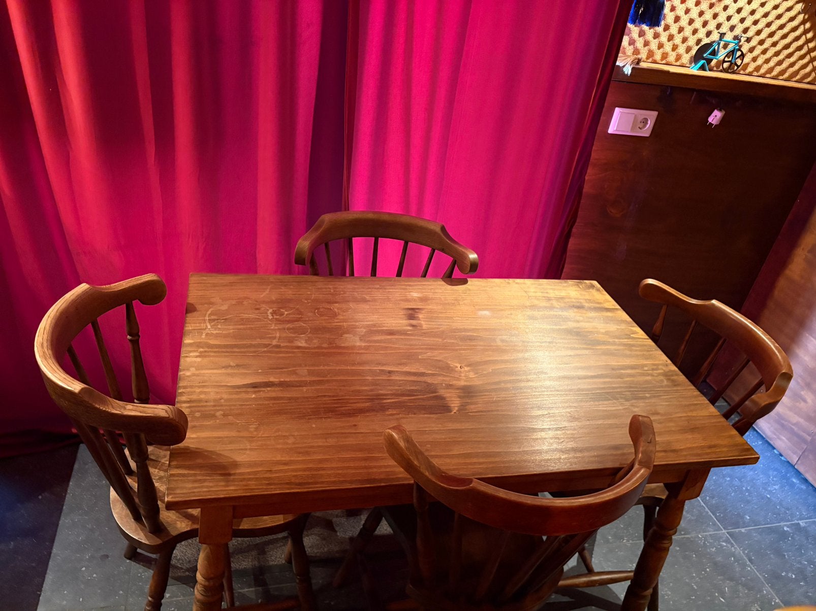 Mancave of honk? 1 tafel en 4 stoelen (horeca), Ophalen, Gebruikt, Cafe, 4 tot 6 stoelen