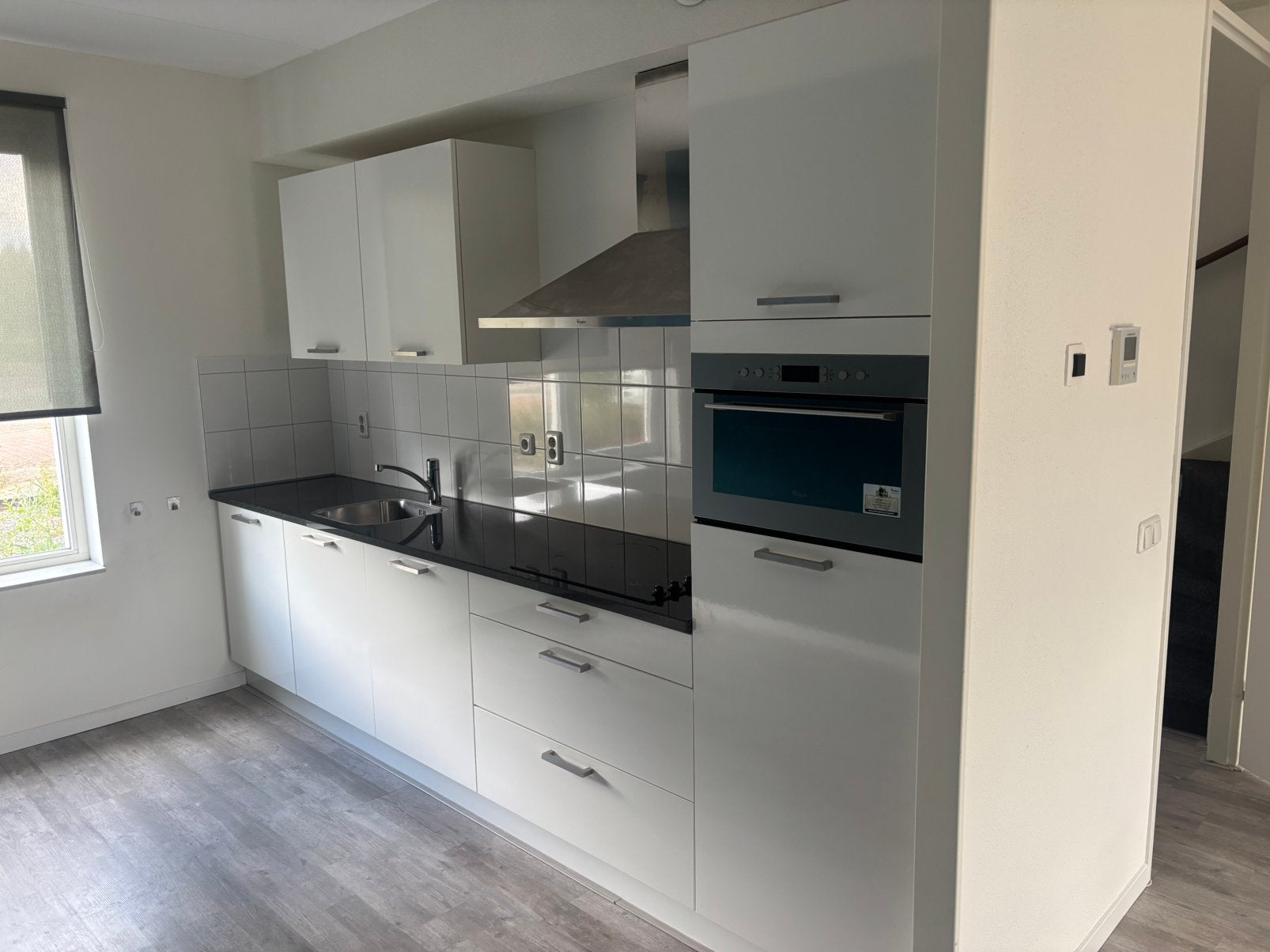 Keuken met whrilpool apparaten, Ophalen, Wit, Graniet of Steen, Enkelwandige keuken