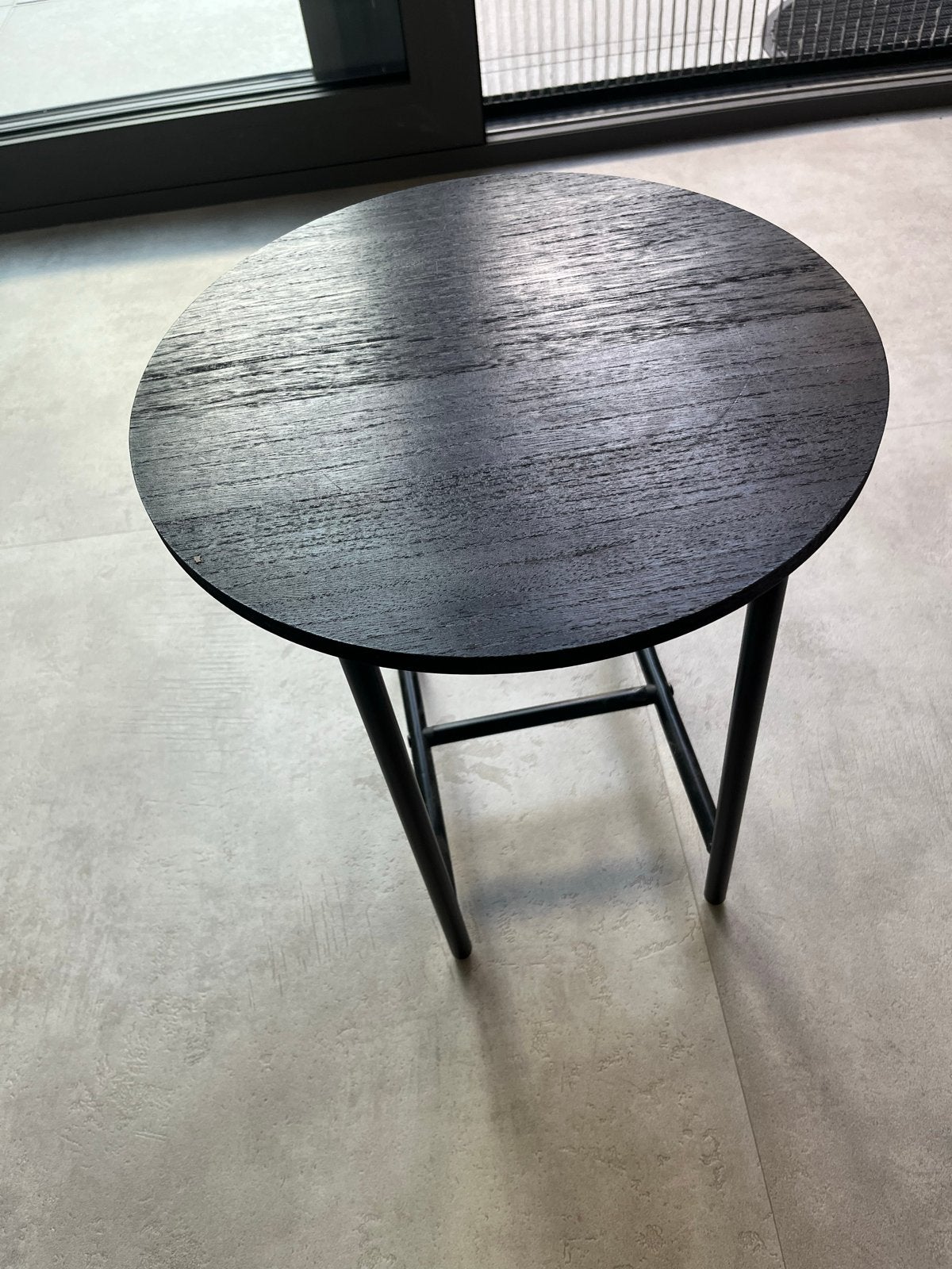 Ronde bijzettafel met houten blad en metalen onderstel, Ophalen, Minder dan 45 cm, Gebruikt, Rond