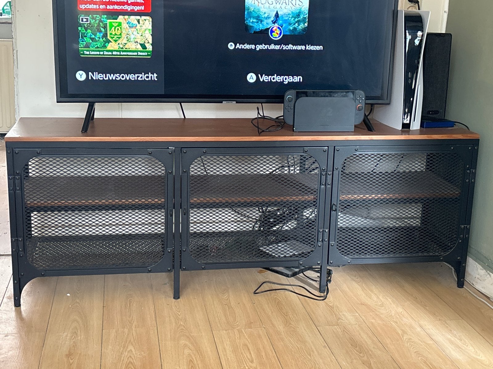Industriële TV-meubel met metalen gaasdeuren, Ophalen, 100 tot 150 cm, Zo goed als nieuw, Minder dan 100 cm