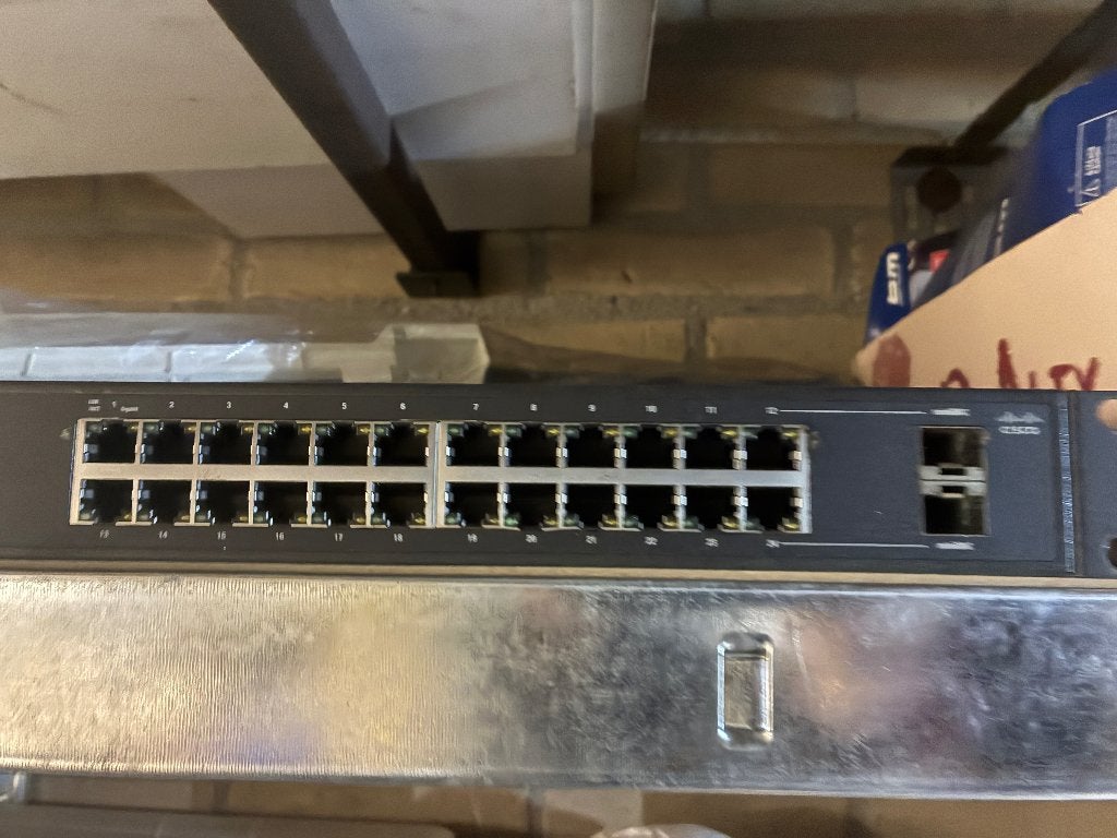 24 Ports switch, helemaal OK , Linksys, Ophalen of Verzenden, Gebruikt