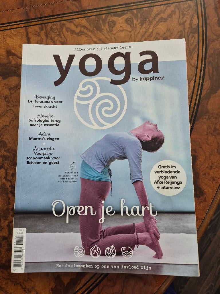 Yoga by Happinez + Yoga international, Boeken, Ophalen of Verzenden, Zo goed als nieuw, Lichaam en Geest