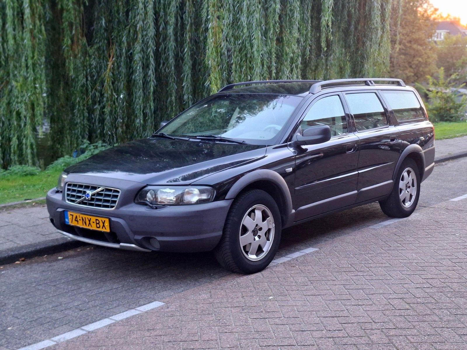 Volvo XC70 2.5 T AWD Geartronic 2004 Zwart, Automaat, 1800 kg, XC70, Origineel Nederlands