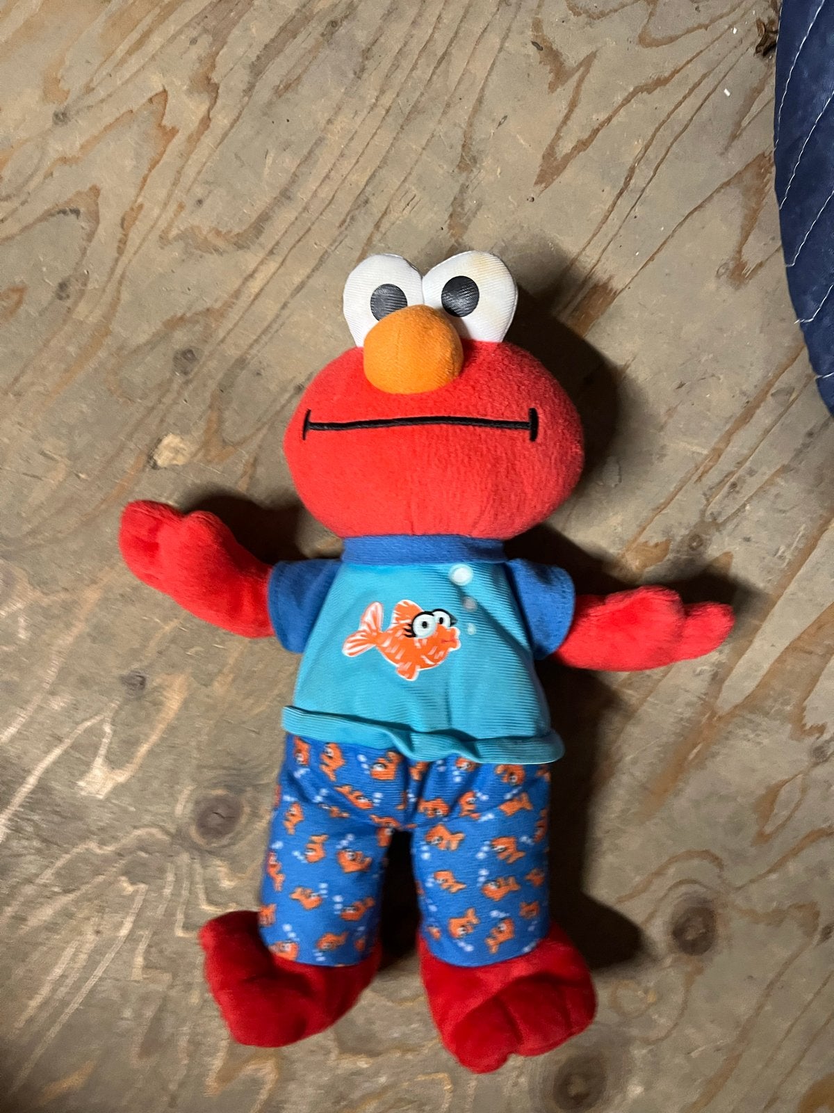 Elmo knuffel in pyjama met vissenprint, Ophalen, Gebruikt, Overige merken, Overige karakters