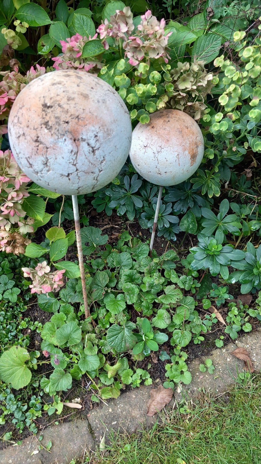 Twee decoratieve aardewerk bollen voor de tuin, Tuin en Terras, Ophalen of Verzenden, Gebruikt
