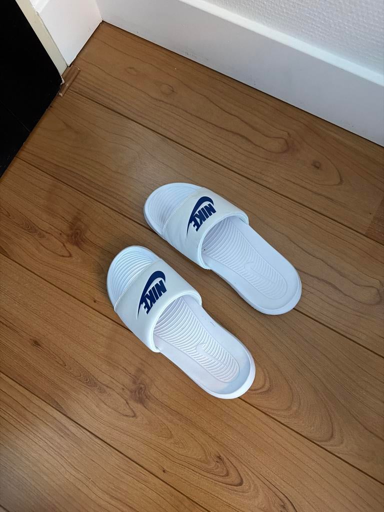 Nike slippers wit met blauw logo- maat 41, Ophalen of Verzenden, Zo goed als nieuw, Wit, Slippers