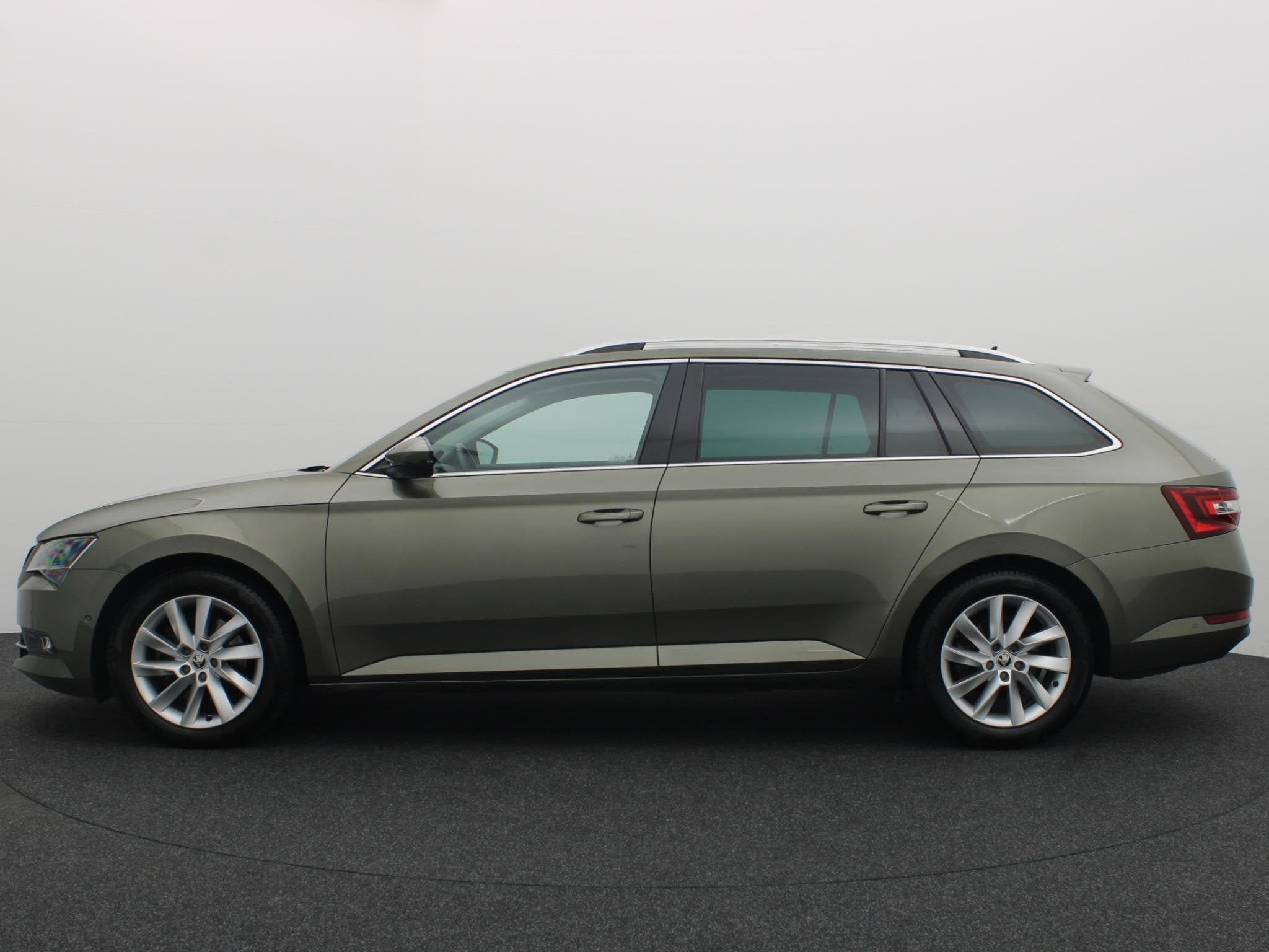Skoda Superb Combi 1.8 TSI Style Business AUTOMAAT / TREKHAA, Auto's, Dealer onderhouden, Stof, 4 cilinders, 179 pk