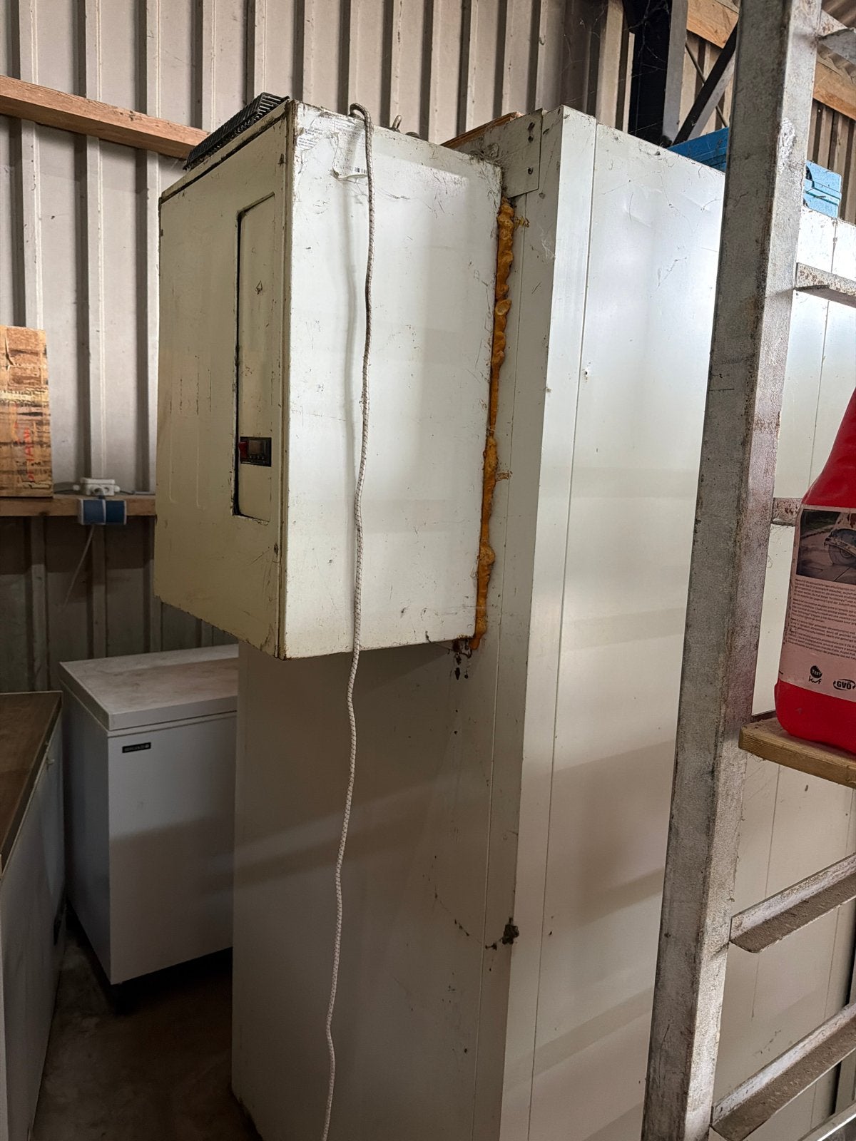 Gratis koelcel (motor defect) - 102x252x210 cm, Zonder vriesvak, 200 liter of meer, 60 cm of meer, Niet werkend