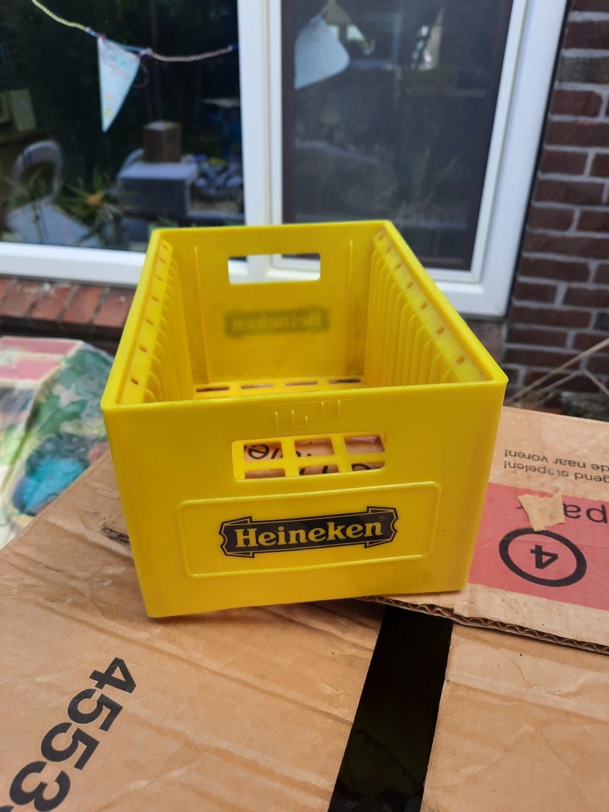 Heineken mini kratje cdbox. Geel uit jaren '90 Helemaal heel, Ophalen of Verzenden, Zo goed als nieuw, Heineken