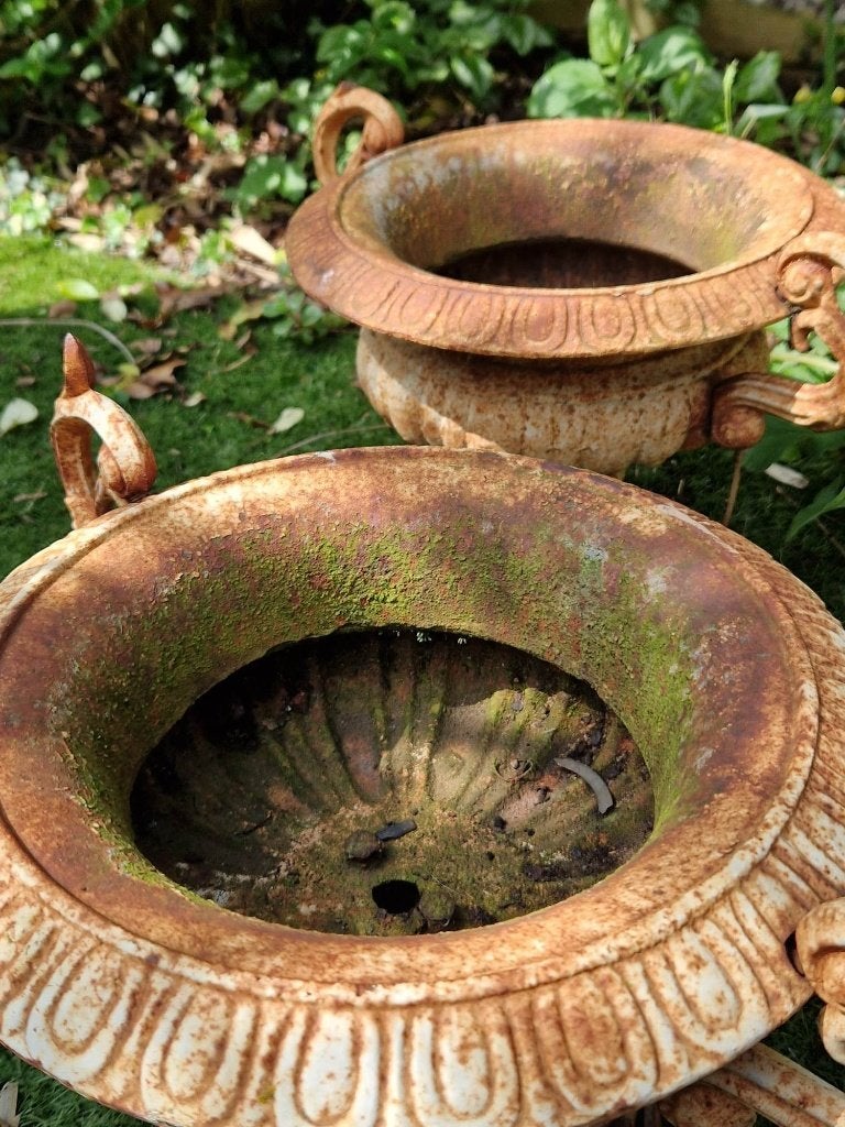 Setje gietijzeren (oor)vazen (brocante), Tuin en Terras, Tuinvazen, Ophalen of Verzenden, Gebruikt